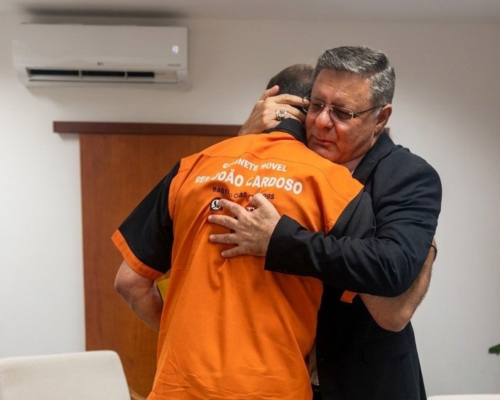 João Cardoso em um abraço durante o Circuito da Fé